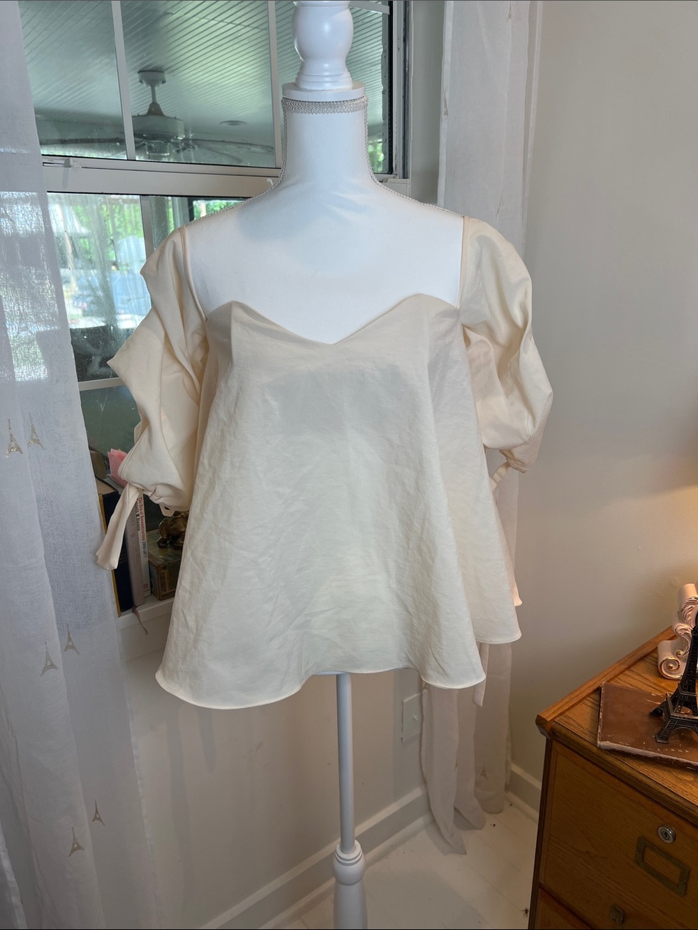 Dejavu Women’s Cream Sweetheart Neck Puff Sleeve Top size small. NWT!